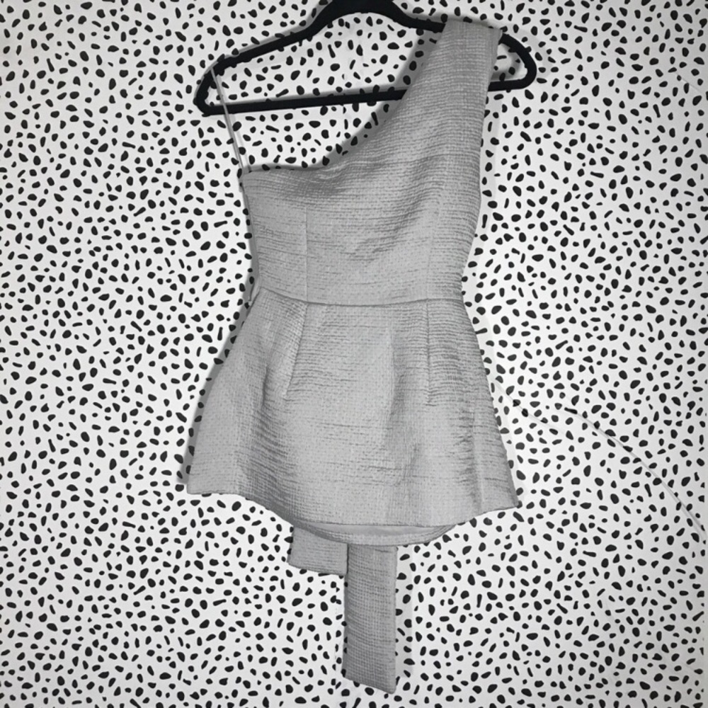 NWT Keepsake Rapture One Shoulder Top In Gray - Picture 6 of 7